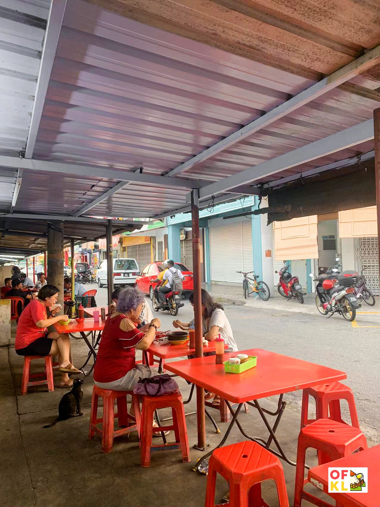 Eating from Pandamaran's Street Stalls, and it's actually not bad | OnlyFoodKL