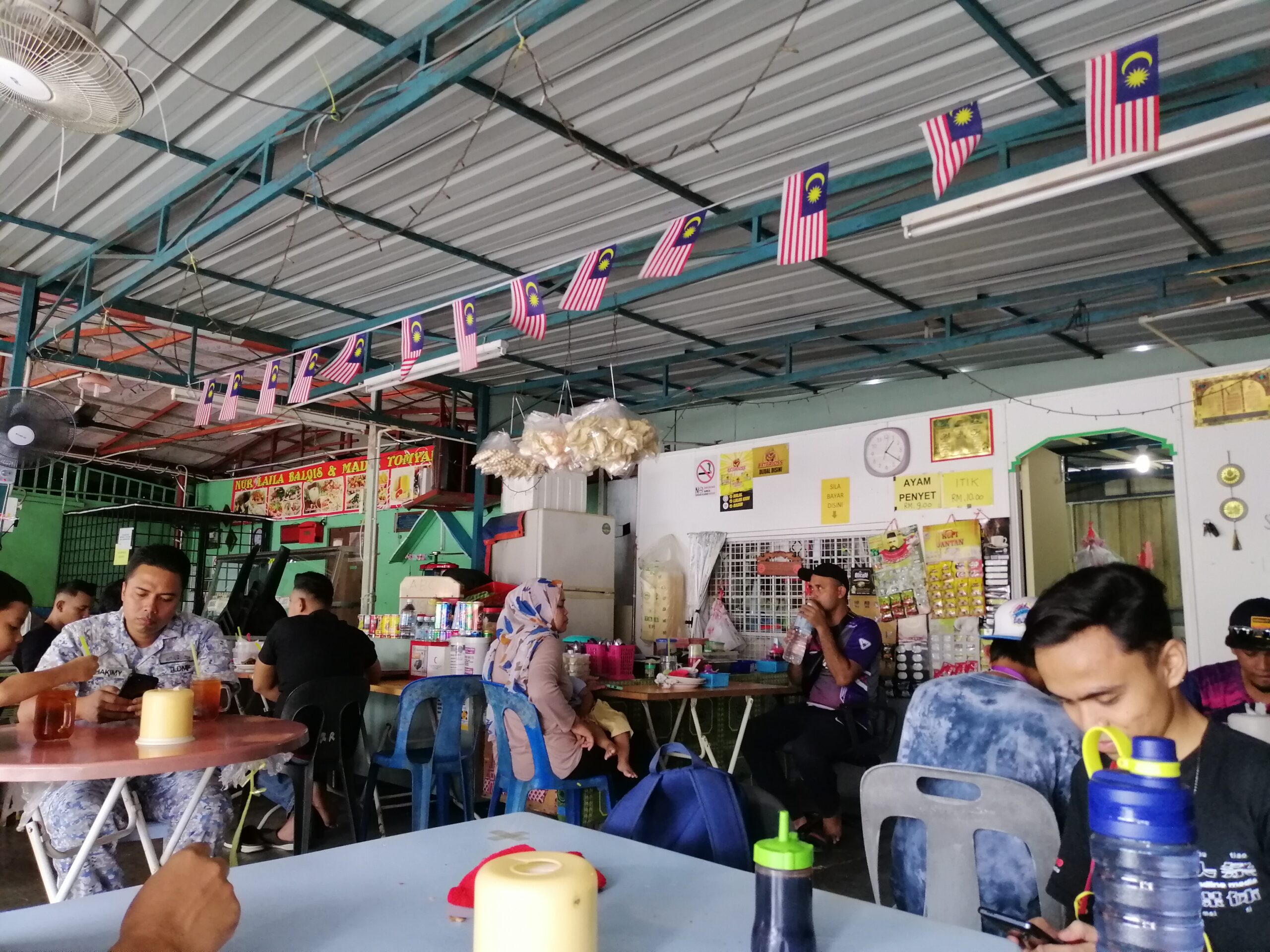 Randomly eating at this Shabby-Looking Sungai Besi Ayam Penyet Store and it was OK